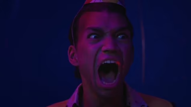 Justice Smith en una escena de la película, gritando.