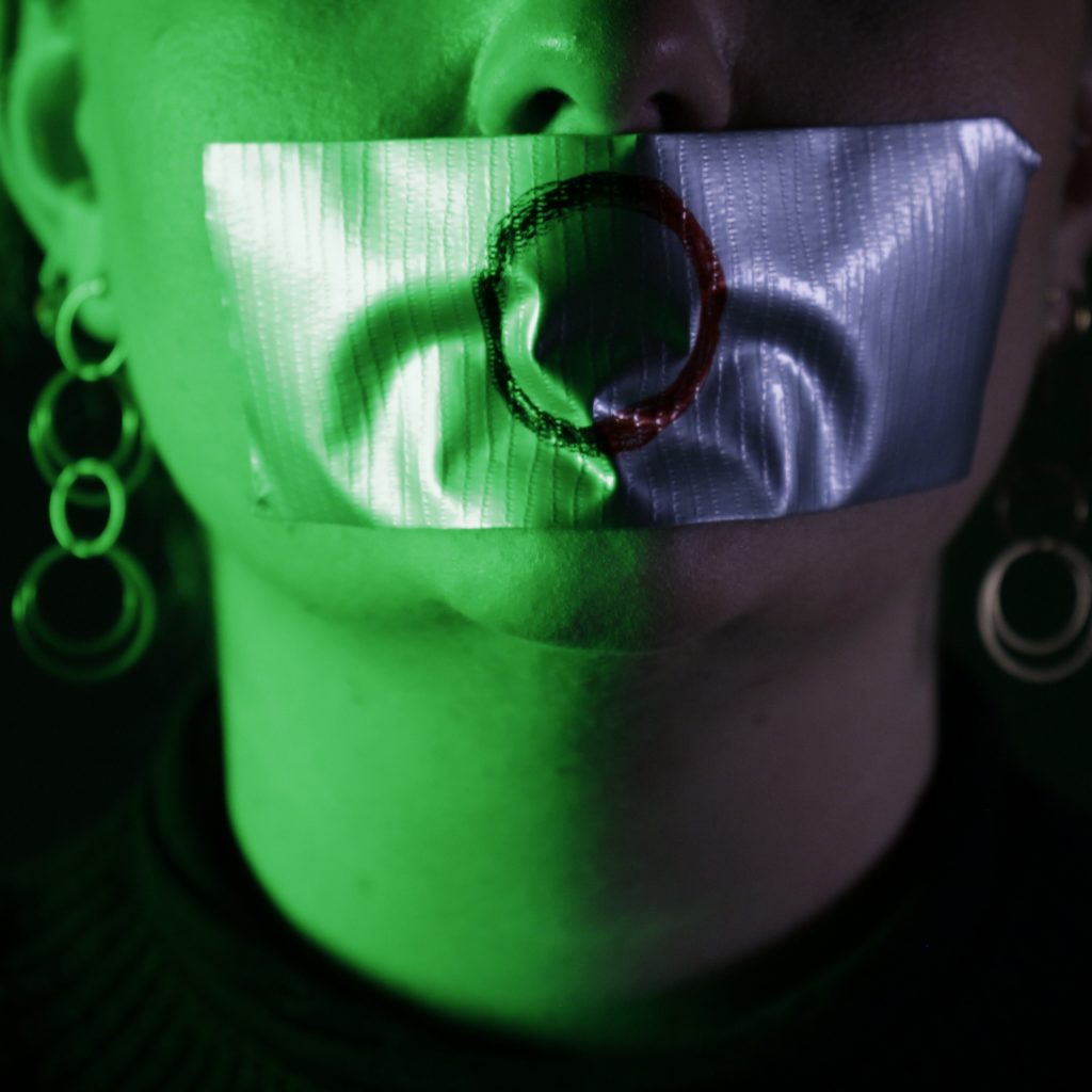 Una metáfora sobre la mujer siendo oprimida por la pornografía