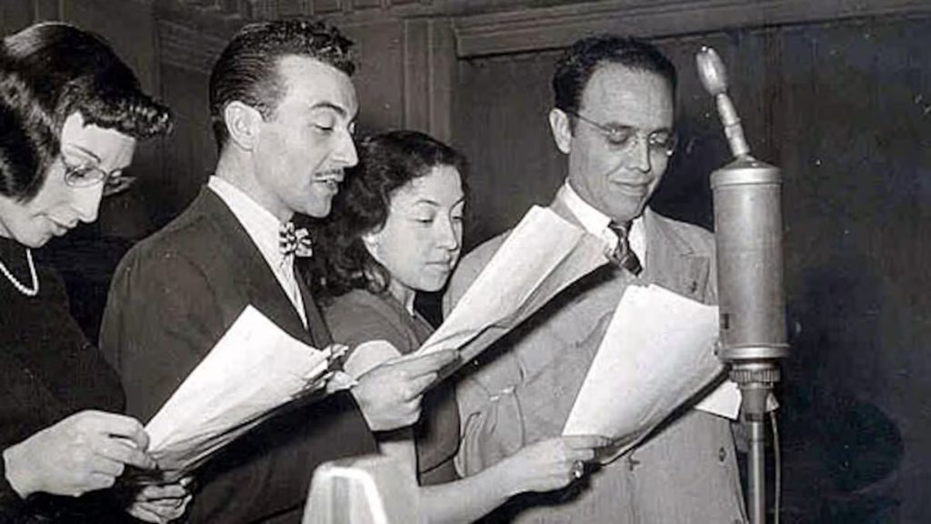 Cuadro de actores de radio de Madrid grabando una radionovela. Fotografía: LNC