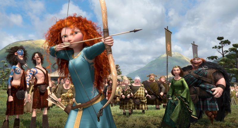 Fotograma de Brave, con Mérida con el arco.