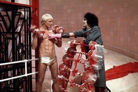 Tim Curry y Peter Hinwood en The Rocky Horror Picture Show (1975) Fuente: Michael White Productions