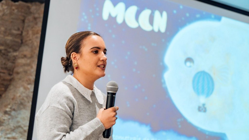 Claudia Piqueras presentando “Moon” en el Programa Atenea. Fuente: Cedida por el Programa Atenea.