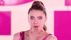 Fotograma de Margaret Qualley lanzando un beso.