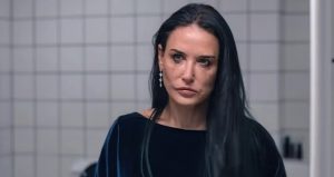 Fotograma de La Sustancia con Demi Moore mirándose al espejo.