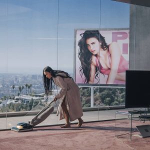 Demi Moore en su casa con un cartel de Margaret Qualley detrás