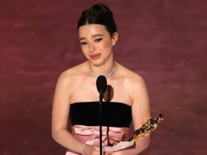 Mikey Madison recibiendo el Oscar a Mejor Actriz