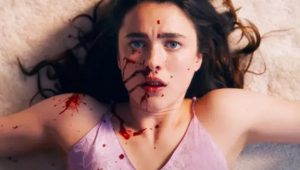 Margaret Qualley llena de sangre en un fotograma de La Sustancia